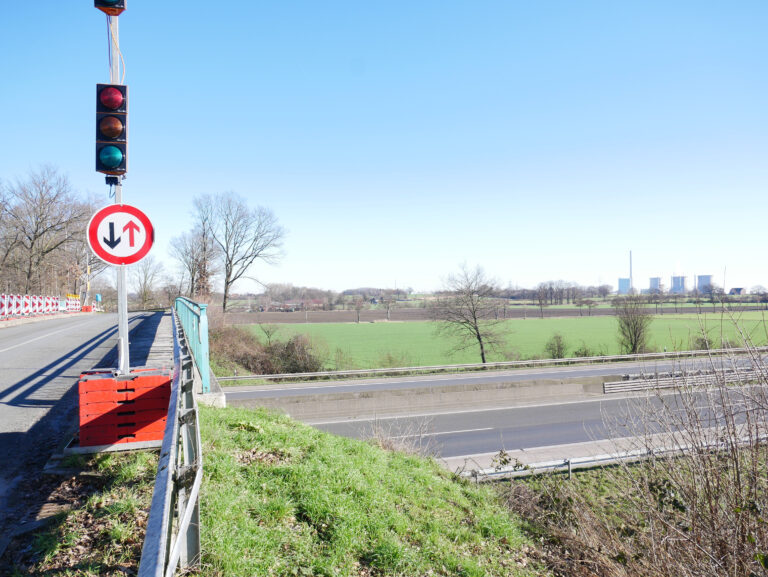 Zwei neue Windkraftanlagen werden zu beiden Seiten der Hellstraße östlich der A1 errichtet. Das Foto zeigt den Standort rechts der Hellstraße von der Brücke über die A1 aus gesehen. Foto: Gaby Brüggemann