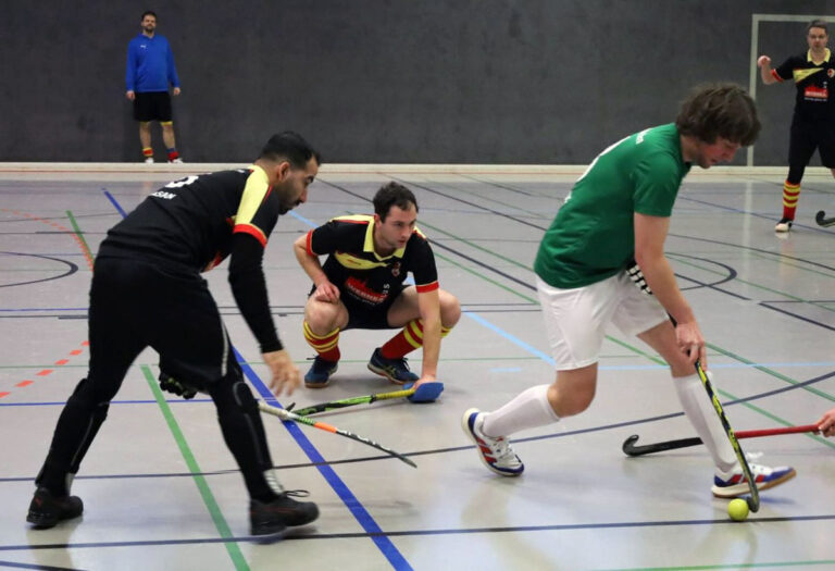 Hasan Mohammad (links) und Julian Schrade verteidigen in dieser Szene erfolgreich einen Paderborner Angriff. Foto: Franziska Höper