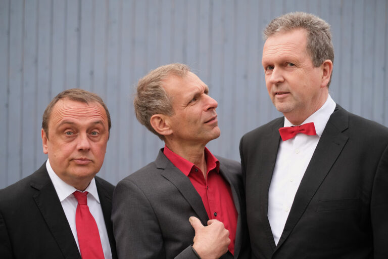 Mit dem Programm „Die Sonderinventur“ tritt das Kabarett-Trio STORNO am Donnerstag, 27. April, 2023, um 20 Uhr im Kolpingsaal der Stadt Werne auf. Foto: www.storno.org / Achim Hennecke