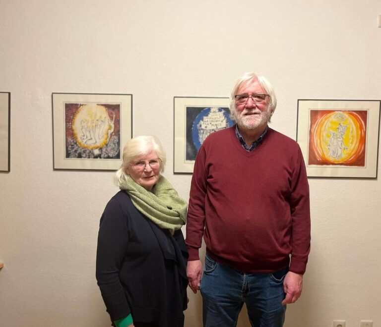Marita Gräve und Gottfried Forstmann organisieren und begleiten die Schauspieler bei dem von Gottfried Forstmann selbstverfassten Stück. Foto: Johanna Glowacki
