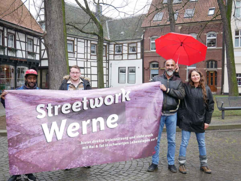 Das Streetworker-Team mit Tamrat Ethraim, Hendrik Osthues, Kenan Tosun und Katrin Schnieders (v.l.) ist im Stop-and-Go-Zelt auf dem Kirchplatz und im Feiertrubel für die Jugendlichen da.