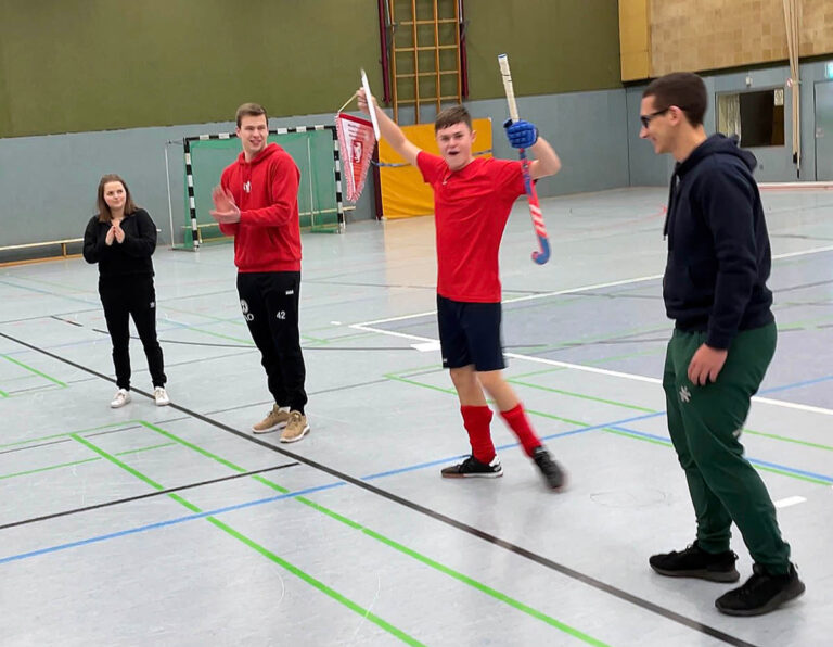 Luca Hasse nahm den Wimpel für den Gewinn des Westfalenpokals entgegen. Die U16-Hockey-Jungen des TV Werne errangen diesen Erfolg kampflos. Foto: privat