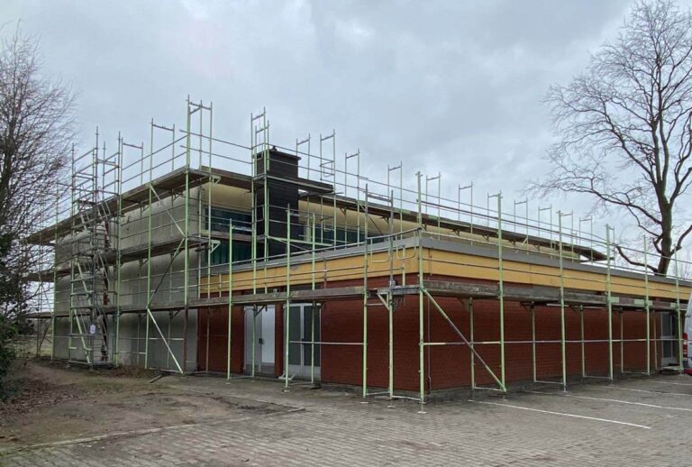 Die Turnhalle an der Horster Straße ist komplett eingerüstet. Die Modernisierungsarbeiten haben begonnen und sollen im August abgeschlossen werden. Foto: Maja Wagner