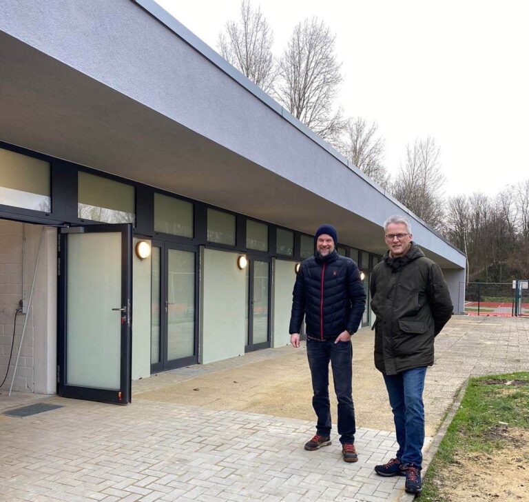 KBW-Mitarbeiter Arne Brämswig (links) und Norbert Hölscher (Sportamt) stellten die Baufortschritte am Kabinentrakt im Sportzentrum Dahl vor. Foto: Maja Wagner