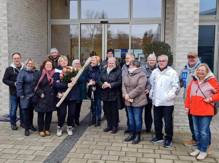 Ihre langjährigen Kolleginnen und Kollegen ließen es sich nicht nehmen, Uschi Steinweg in den Ruhestand zu verabschieden. Foto: privat