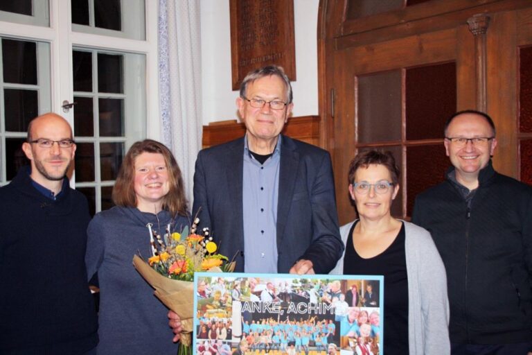 Der neue Vorsitzende Marc Schürkmann (ganz links), Alexandra Schürkmann verabschiedeten Joachim Thiele (mitte). Rechts: Schriftführerin Bärbel Heimann und Peter Linnemann, musikalischer Leiter. Foto: privat