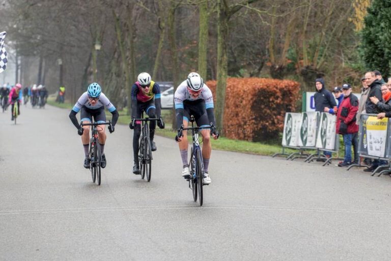 Fabian Peplau (links) sicherte sich im Sprint den zweiten Platz beim Straßenrennen in Exel/Niederlande. Foto: privat