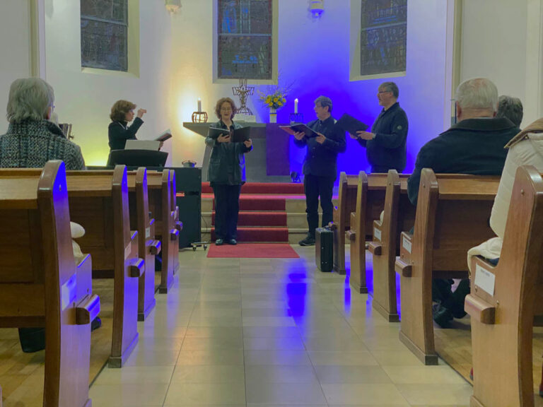 Zum Gedenken an den Kriegsbeginn in der Ukraine gestaltete das Jamulus-Quartett am Sonntag in der Martin-Luther-Kirche einen Evensong: Dagmar Borowski-Wensing, Ulla Kirchhoff, Hans-Joachim Wensing und Heiko Ittig (von links). Foto: Schwarze