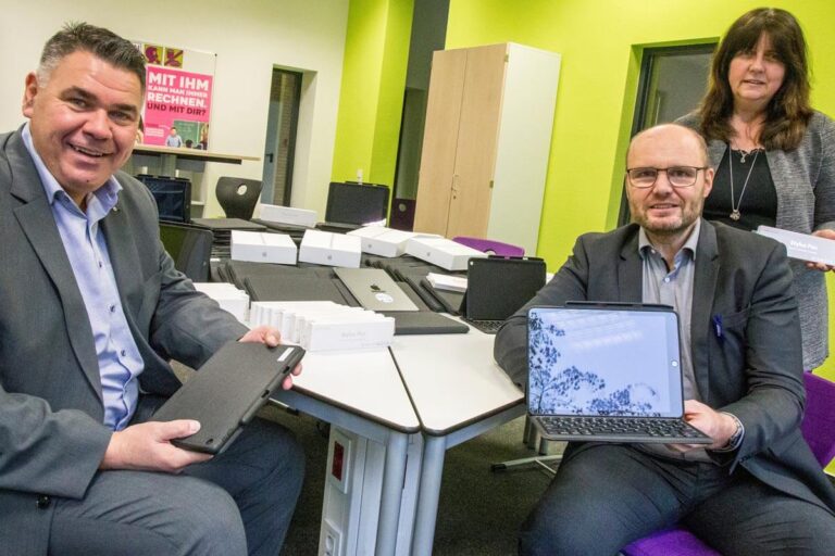 Landrat Mario Löhr (l.) und Anja Seeber, Fachbereichsleiterin Schulen und Bildung, haben Schulleiter Jürgen Artmann 89 vollausgestattete iPads übergeben. Foto: Alexander Heine – Kreis Unna