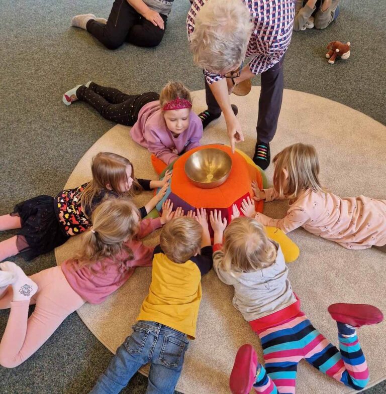 Gemeinsam mit Mama oder Papa unternahmen die Kinder eine Sinnes- und Klangreise mit Kursleiterin Mechthild Blind. Foto: privat