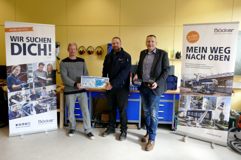 Böcker Ausbildungsleiter Marc Kleps übergibt im MakerSpace des AFGs eine Grundausstattung für die Metallbearbeitung an Marcel Damberg und Patrick Bolte. Foto: Privat