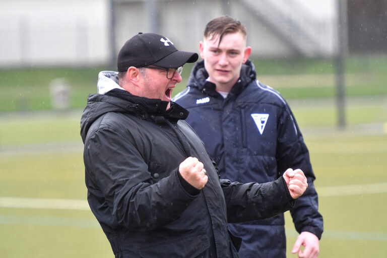 Mit dem Schlusspfiff löste sich die Anspannung bei WSC-Coach Axel Scheunemann. Foto: MSW