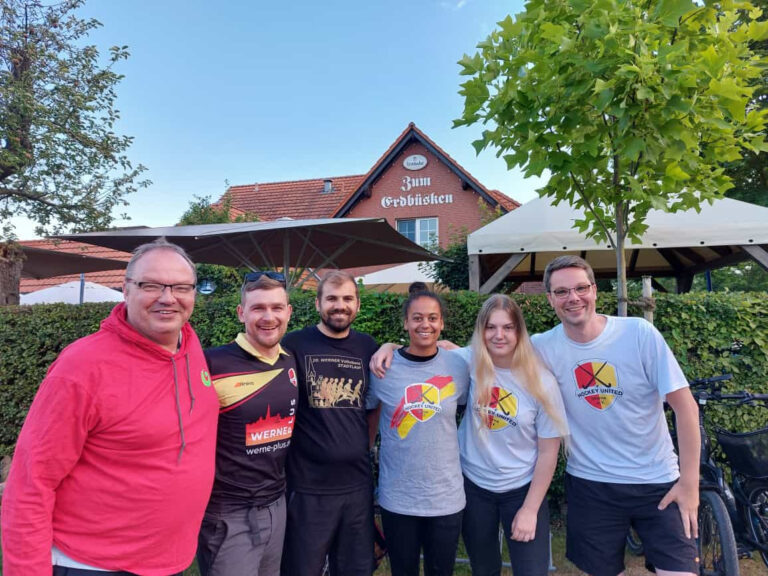 Im vergangenen Sommer plante das Vorstands- und Trainerteam von Hockey United Werne bei einer gemeinsamen Radtour die inzwischen vergangene Hallensaison - sehr erfolgreich, wie sich im Rückblick herausstellte. Foto: privat