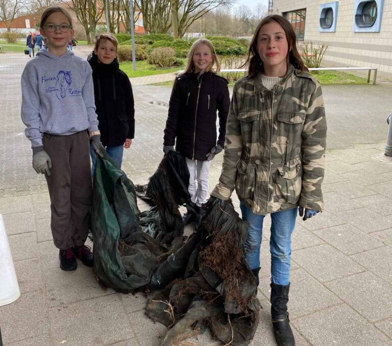 Kim Ostrowski (links), Dino Holländer, Celina Wodrich und Jana Schäfer, alle aus der Klasse 6c am AFG, packten mit an. Foto: privat