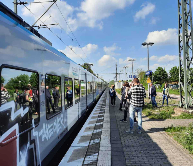 Die Schüler/innen der Berufskollegs und Förderschulen des Kreises erhalten ab Herbst das Deutschlandticket zu Sonderkonditionen. Archivfoto: Gaby