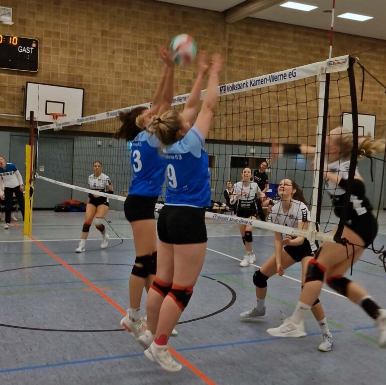 Mia Struwe und Chiara Grewe stoppen mit ihrem Block den Angriff der Gegnerinnen. Foto: Kollhoff