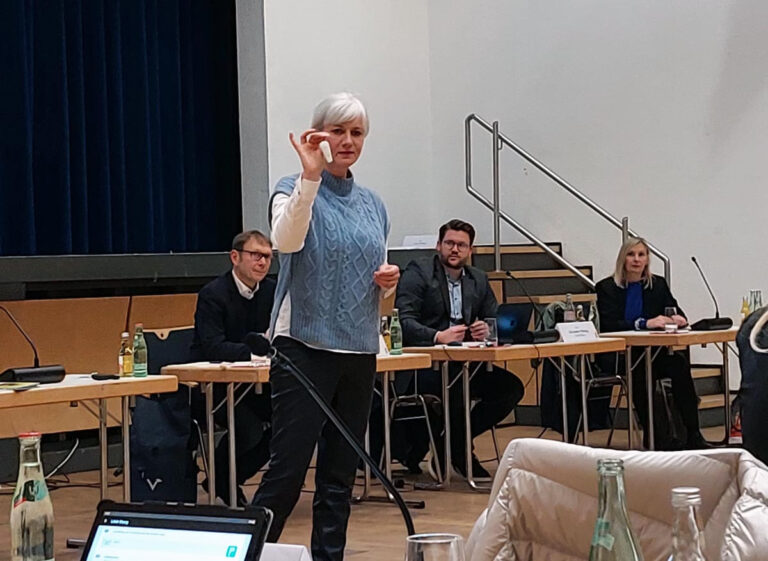 Britta Buschfeld, Geschäftsführerin des Frauenforums im Kreis Unna e.V., hinterließ im Dezember 2022 großen Eindruck bei der Werner Politik. Foto: Wagner