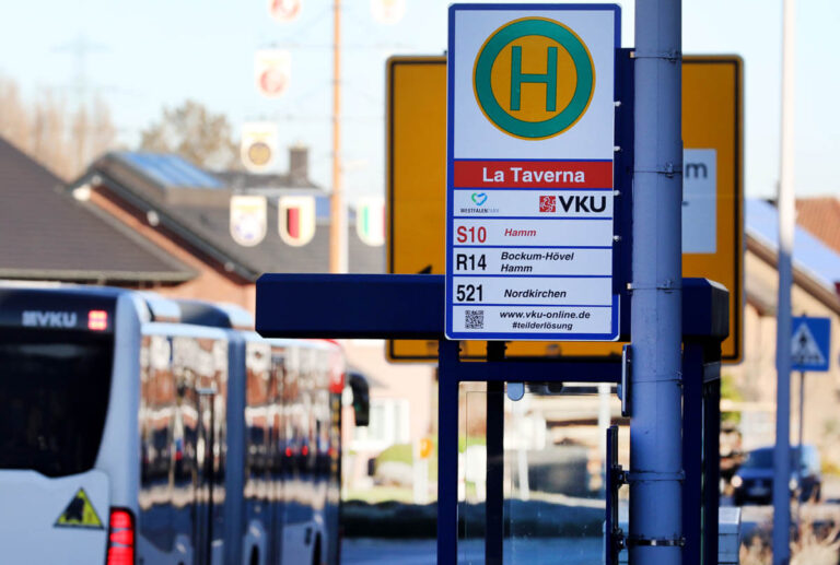 Die beiden Bushaltestellen La Taverna in Stockum stehen auf der Liste der Stationen, die barrierefrei umgebaut werden sollen. In nördlicher Fahrrichtung soll nach Möglichkeit zudem eine dynamische Fahrgastinformation (DFI) installiert werden. Foto: Volkmer