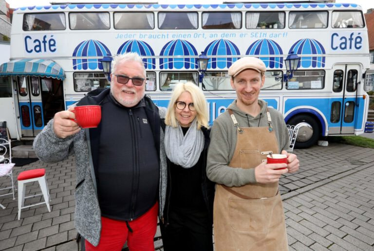 Heinrich Hakenberg (links), der den Aufenthalt des Busses in Werne eingeleitet hat, und "Nachbarin" Isabel Gößl freuen sich über den Stopp von Michel Malcin und seinem Oldtimer-Doppeldeckerbus. Foto: Volkmer
