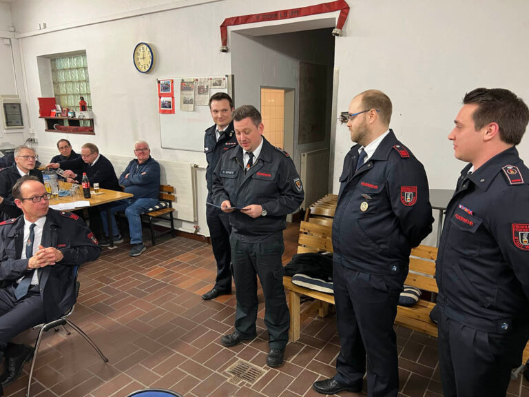 Die Ehrennadel in Bronze der Jugendfeuerwehr NRW gab es für Maik Große-Drenkpohl. Foto: Feuerwehr Werne