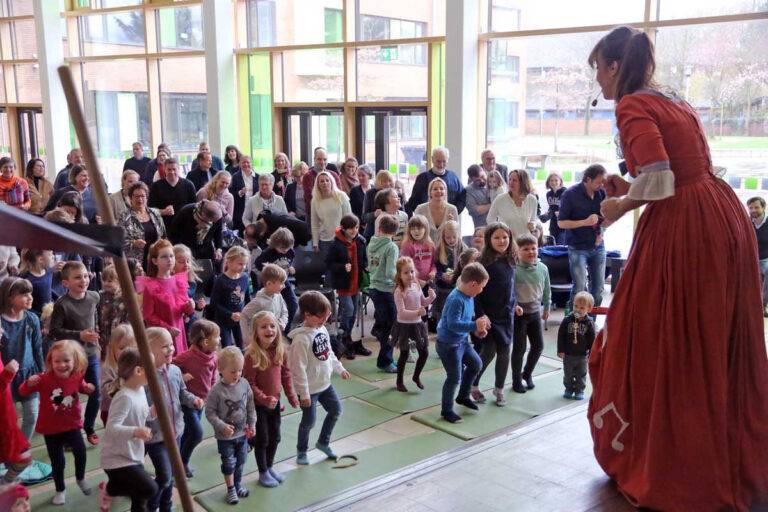 Im wahrsten Sinne zu einem Mitmach-Konzert hatten die Musikfreunde Werne am Sonntag eingeladen. Foto: Wagner
