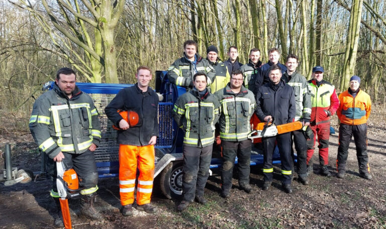 Die gesamte Truppe des Lehrgangs freute sich über die erfolgreichen Abschluss des Motorsägenlehrgangs. Foto: Feuerwehr Werne