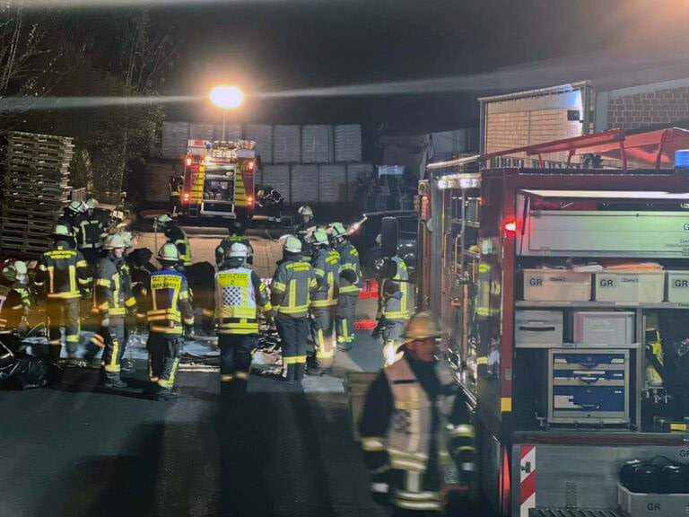 Feuerwehrkräfte aus Werne unterstützten ihre Kameraden in Unna. Dort brannte es in einem Industriegebiet. Foto: Feuerwehr Werne