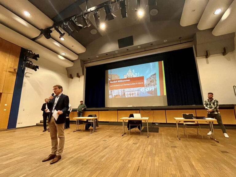 Bürgermeister Lothar Christ eröffnete die Informationsveranstaltung zum Glasfaserausbau im Kolpingsaal. Foto: Stadt Werne