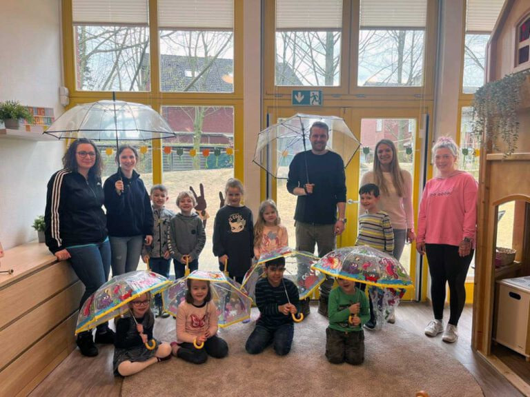 Über neue Regenschirme freuten sich die Kinder der Kita Jona. Der Förderverein hatte das Geschenk finanziert. Foto: privat