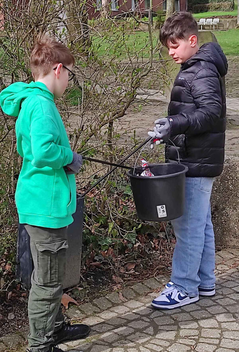Mit großer Motivation beteiligten sich die Siebtklässler am Gymnasium St. Christophorus an der Aktion "Werne putzt sich raus". Foto: Nova Teichert