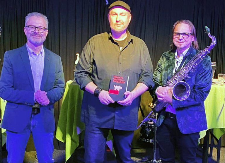 Magnus See, Christian Huppert (links) und Claudius Reimann (rechts) lieferten ein rundes Programm aus satirischen Texten, passenden Jazz-Improvisationen und Schauwerten auf der Bühne. Foto: K. Bohlen