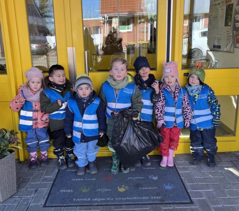 Die Kindergartenkinder der Einrichtung Jona beteiligen sich am Müllsammeln anlässlich der Dorfreinigung in Stockum. Foto: privat