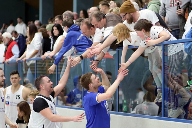 Eine fantastische Leistung boten die LippeBaskets Werne gegen Tabellenführer Salzkotten und ließen sich vor ausverkaufter Ballspielhalle zurecht feiern. Foto: Wagner