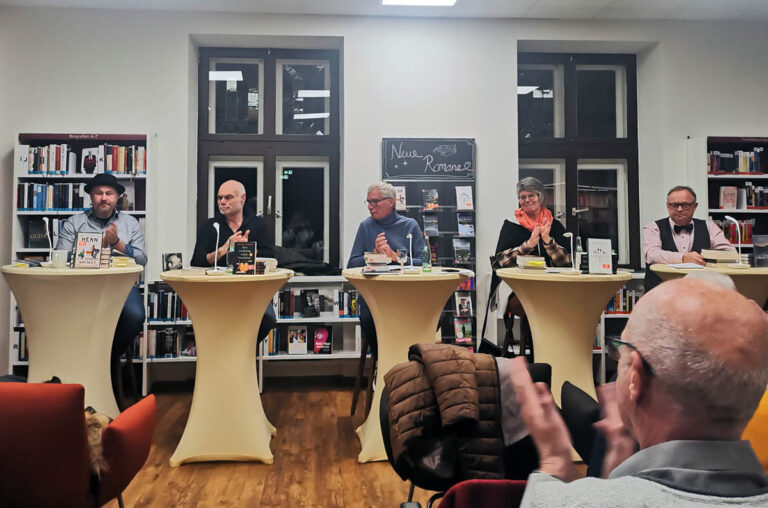 Stellten sich wieder dem humorvollen Bücherstreit beim LiteraTurnier: Magnus See (von links), Ludger Burmann, Dieter Vatheuer, Liane Jäger und Hartmut Marks. Foto: Johanna Glowacki