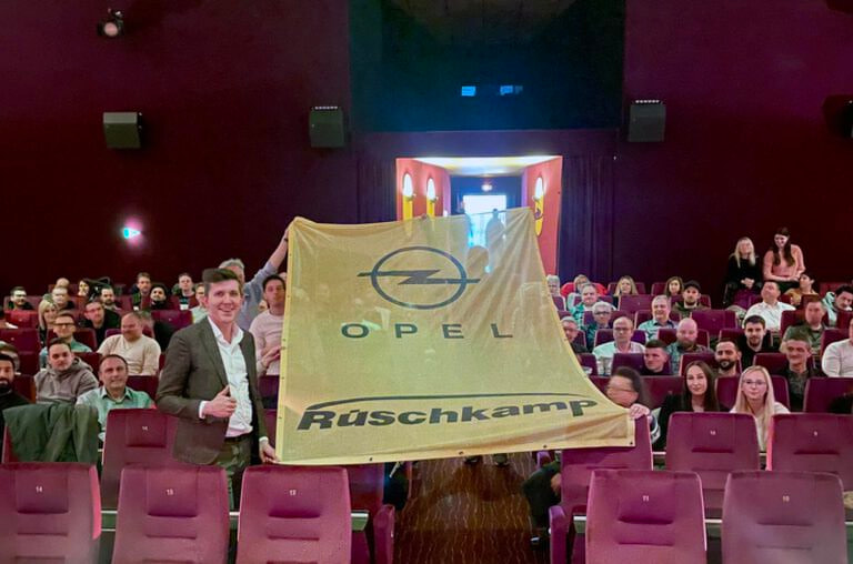 Bereits vor dem offiziellen Kinostart sahen die Mitarbeiter/innen vom Autohaus Rüschkamp den neuen "Manta, Manta"-Film im Capitol Cinema Center in Werne. Foto: privat