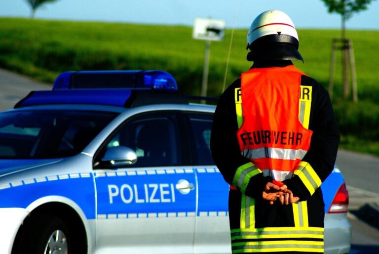 Feuerwehr und Polizei waren im Einsatz. Symbolbild: pixabay