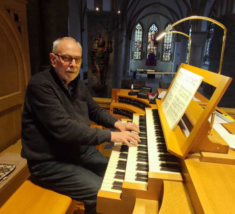 Prof. Dr. Christoph Schoener spielte an der Seifert-Orgel in St. Christophorus. Foto: H-J. Wensing