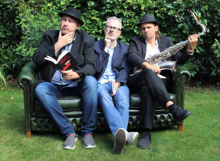 Das Trio präsentiert humorvolle und zum Nachdenken anregende Texte samt Saxophon-Musik. Foto: C. Reimann