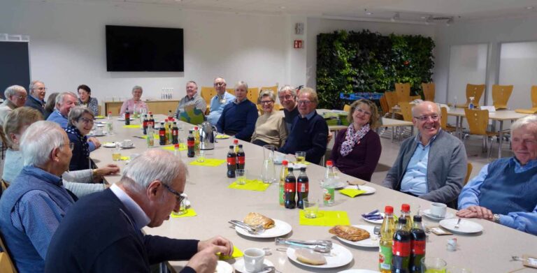 Viele Informationen über das Unternehmen Klingele sammelten die Seniorinnen und Senioren der CDU bei einem Besuch der Produktionshallen - und beim abschließenden Kaffeetrinken. Foto: Hasler