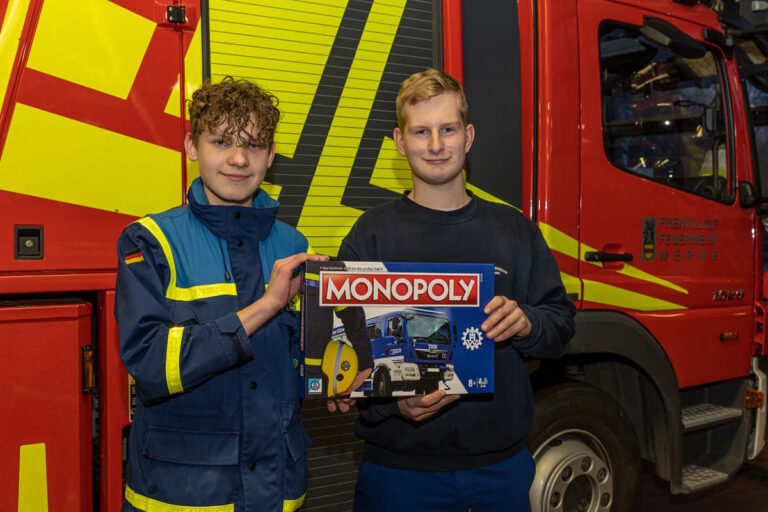 Die jeweiligen Jugendsprecher Elias Dubiel und Max Trottenberg bei der Geschenkübergabe. Foto: Feuerwehr Werne