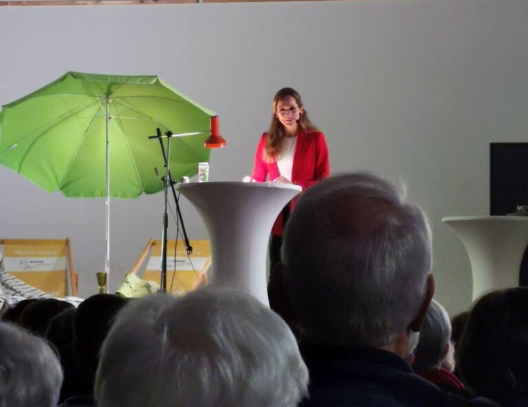 Auf der Bühne präsentiert die Reisejournalistin ihr neues Buch und tauscht sich mit dem Publikum über erlebte Reisen aus. Foto: Johanna Glowacki