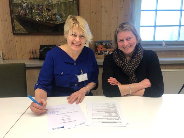 Tiiu Vaher vom Berufskolleg Viljandi (links) und Ruth Metzmacher vom Freiherr-vom-Stein Berufskolleg unterzeichneten den Kooperationsvertrag. Foto: Berufskolleg Werne