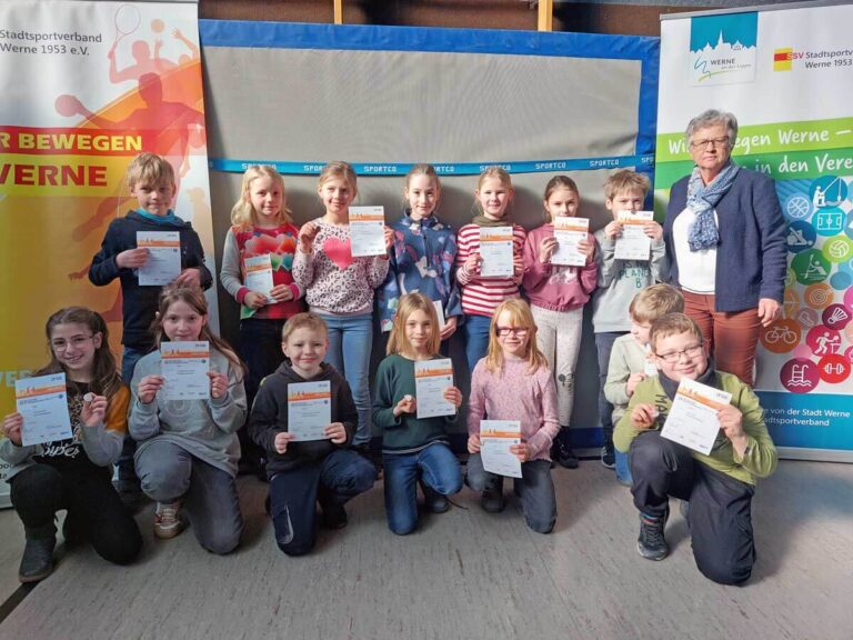 Die 3b der Uhlandschule war eine von 13 Klassen, die am Mittwoch (01.03.2023) das Sportabzeichen überreicht bekamen. Foto: Wagner