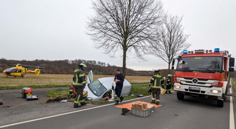 Bei einem Unfall auf der Varnhöveler Straße in Richtung Cappenberg landete ein Pkw im Graben. Rettungsdienst, Feuerwehr und Polizei waren im Einsatz. Foto: Feuerwehr Werne