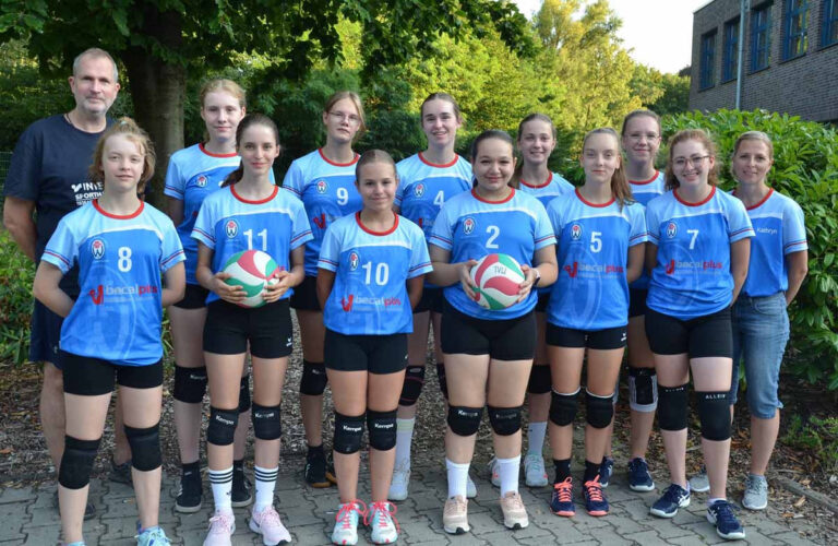 Die U16 des TV Werne mit (hinten, v.l.) Bernd Purzner, Lena Seyffert, Nora Hamer, Greta Lexius, Franziska Warnecke, Anabel Preik, Kathryn Weidemann sowie (vorne, v.l.) Lara Schulze Kalthoff, Laura Dornhegge, Ellen Schmidt, Damla Özayranci, Jil Weniger und Lia Weidemann fiebert der Westdeutschen Meisterschaft entgegen. Foto: Kollhoff