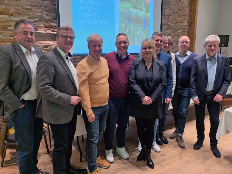 Der wiedergewählte Vorstand des GC Westerwinkel mit (von links) Dr. Uli Paschedag, Ulrich Beckmann, Burkhard Hessing, Rolf Bennemann, Friederike Heinz, Jens Hölscher, Christa Korthoff, Jens Szelong und Benedikt Striepens. Foto: Tim Schiffmann