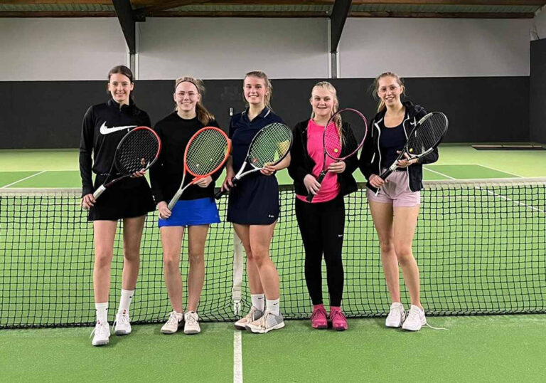 Die WTC 75-Damen II mit Anna Habbes, Lena Schlichting, Rosa Schmiedeknecht, Sarah Burkardsmeier und Emily Nattler haben zum Abschluss der Winterhallenrunde gewonnen. Foto: privat