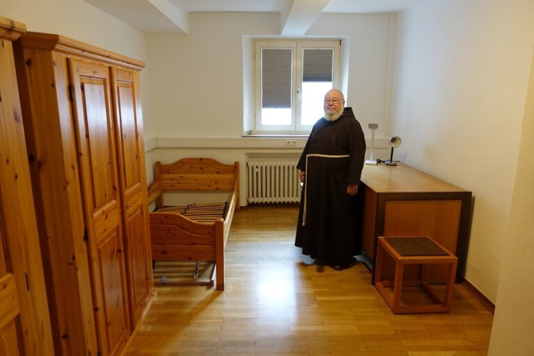 Pater Norber Schlenker präsentierte die neuen Räume auf der Website der Kapuziner. Foto: Kapuziner/Rauser