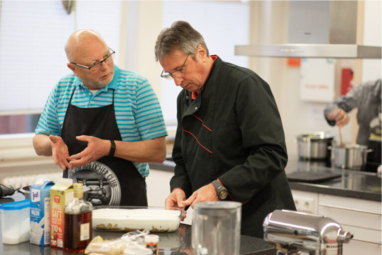 Ein Kochkurs für Männer aller Altersstufen beginnt bei der Familienbildungsstätte im April. Foto: privat