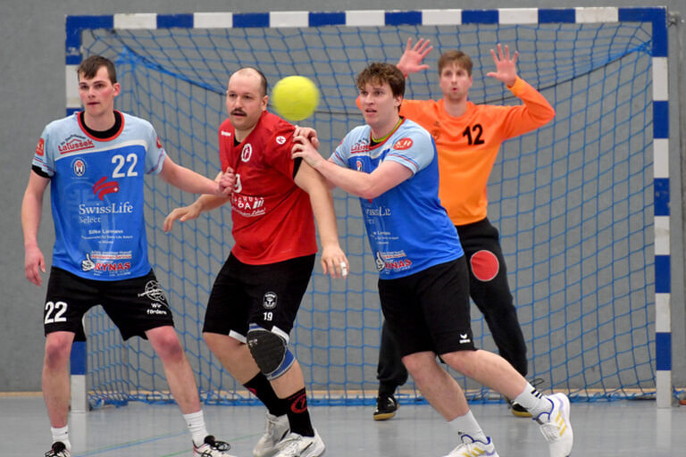 Jan Drees (links) und Tobias Schüttpelz blocken das Zuspiel auf den Brambauer Kreisläufer Jan Richter. Torhüter Martin Wulfert muss nicht eingreifen. Foto: MSW